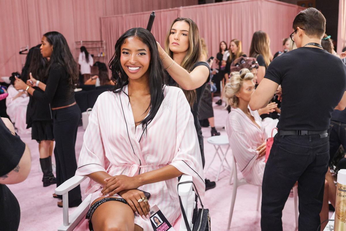 CULVER CITY (United States), 18/10/2026.- US model Natalia Bryant gets her hair and make up ready for the 2026 Victoria’s Secret Fashion Show at Sony Studios in Culver City, California, USA, 18 October 2026. (Moda) EFE/EPA/CHRIS TORRES
