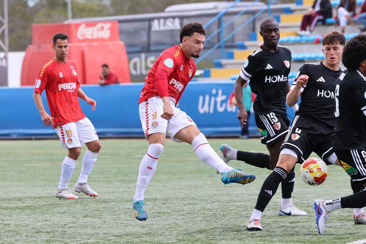 La SD Ibiza cae 1-2 ante el Barbastro, un equipo que llevaba 11 jornadas sin ganar