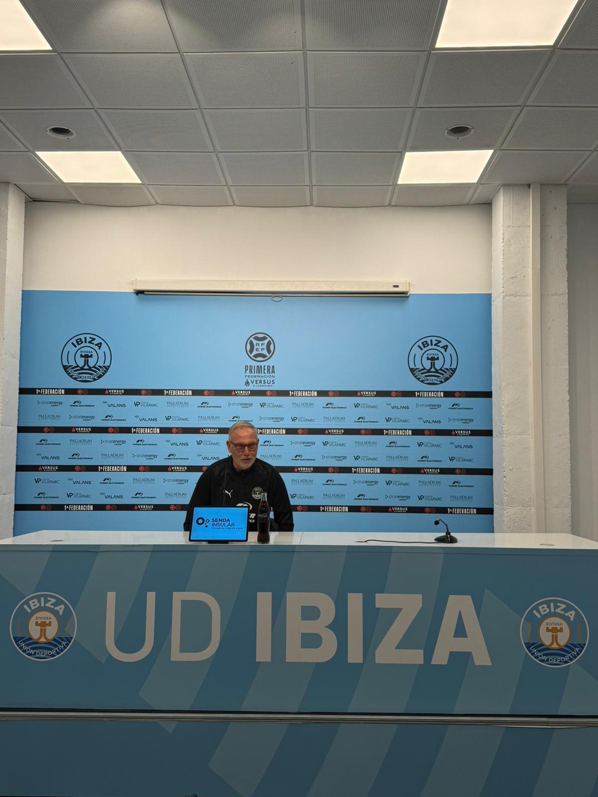 Imagen de Miguel Álvarez en la rueda de prensa previa al partido ante el Real Murcia.