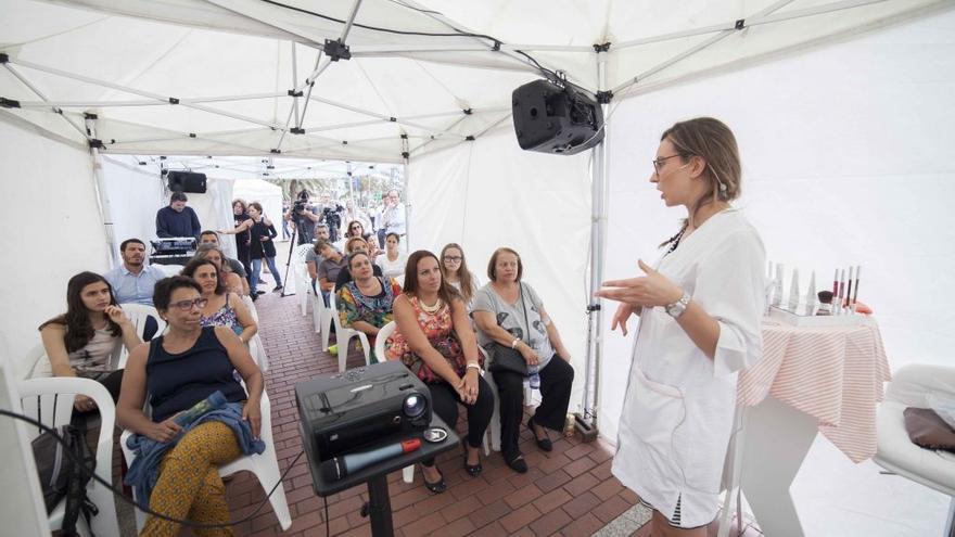 Charla en una de las últimas feria de la salud en la piel en Las Canteras.