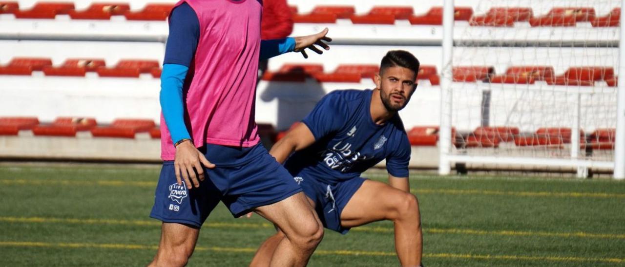 Entrenamiento del Atzeneta UE ayer lunes en el estadio El Regit. | ATZENETA UE