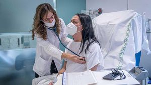 La cardióloga Marta Farrero atiende a Montse López en el Hospital Clínic de Barcelona.