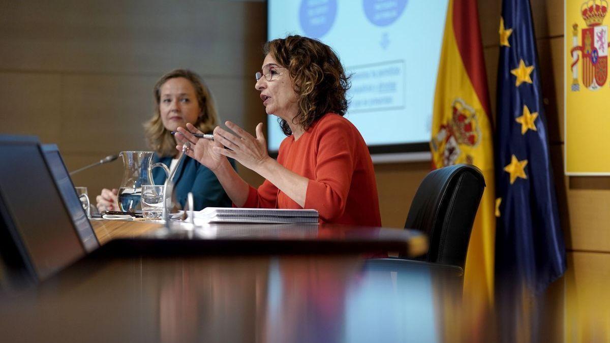 Nadia Calviño y María Jesús Montero durante la presentación del Cuadro Macroeconómico 2022-2025.