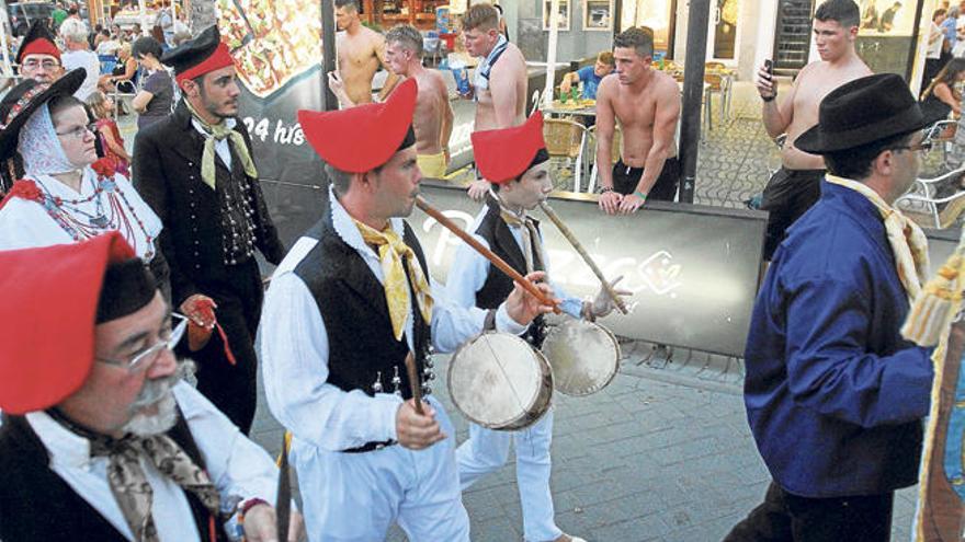 La procesión que siguió a la misa congregó a muchos curiosos, tanto residentes como turistas.