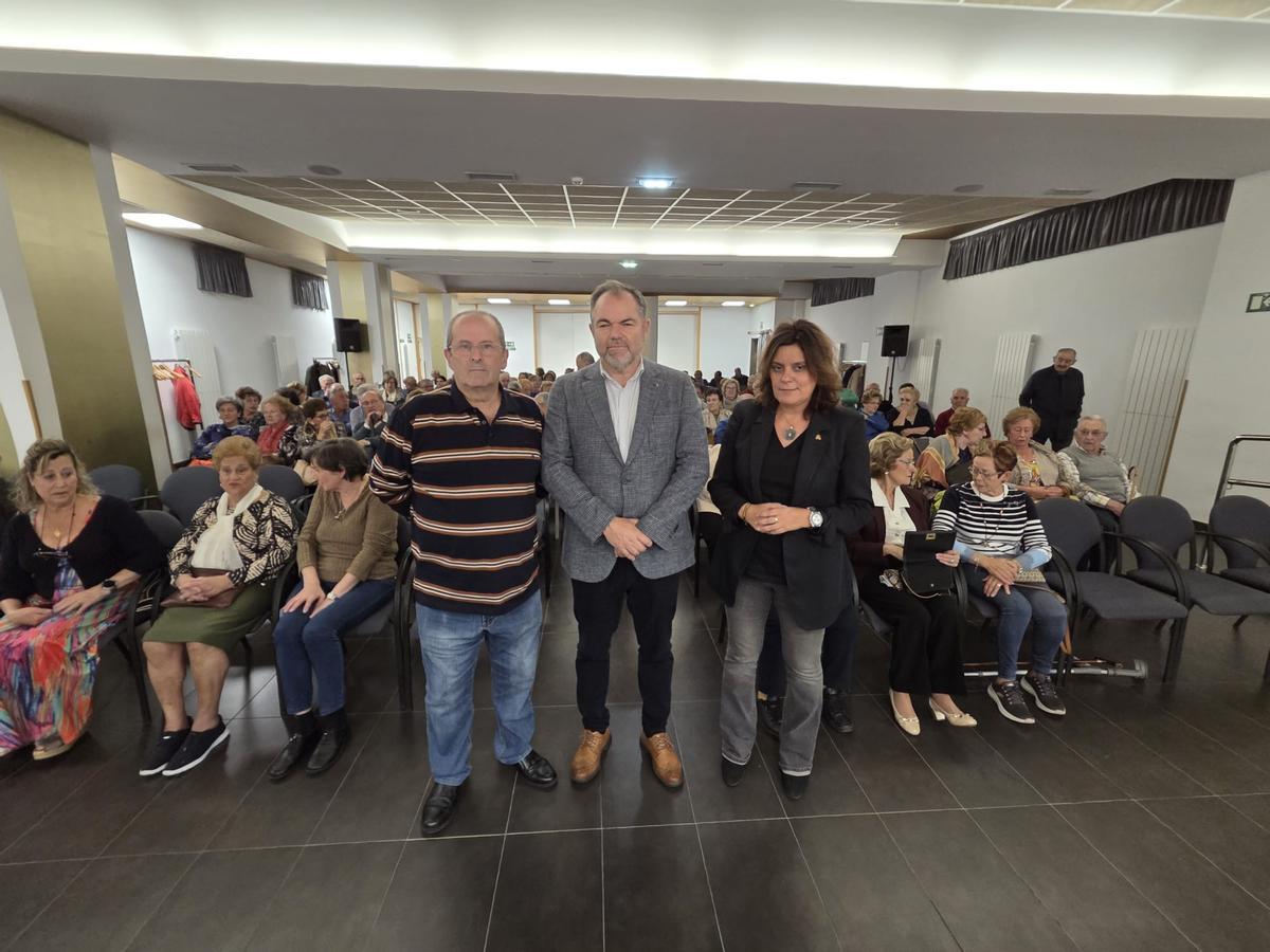 Santiago García, presidente del Hogar del Pensionista, con Carlos Paniceres y Beatriz Polledo, diputada del PP.