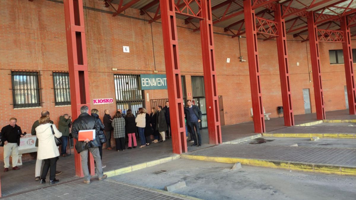 Andenes de la estación de autobuses de Benavente, durante la visita institucional de la consejera de Movilidad el pasado año.