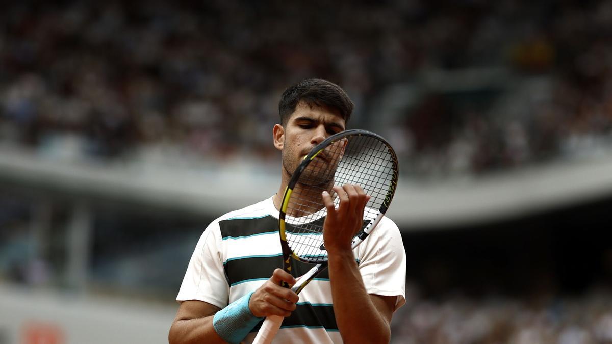 PARIS (France), 01/06/2025.- Carlos Alcaraz of Spain in action during his Men's 4th round match against Ben Shelton of USA at the French Open Grand Slam tennis tournament at Roland Garros in Paris, France, 01 June 2025. (Tenis, Abierto, Francia, España) EFE/EPA/YOAN VALAT