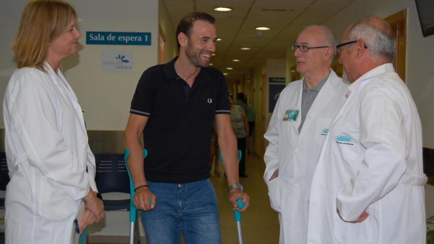 Valverde charla con los doctores en el Hospital de Molina.
