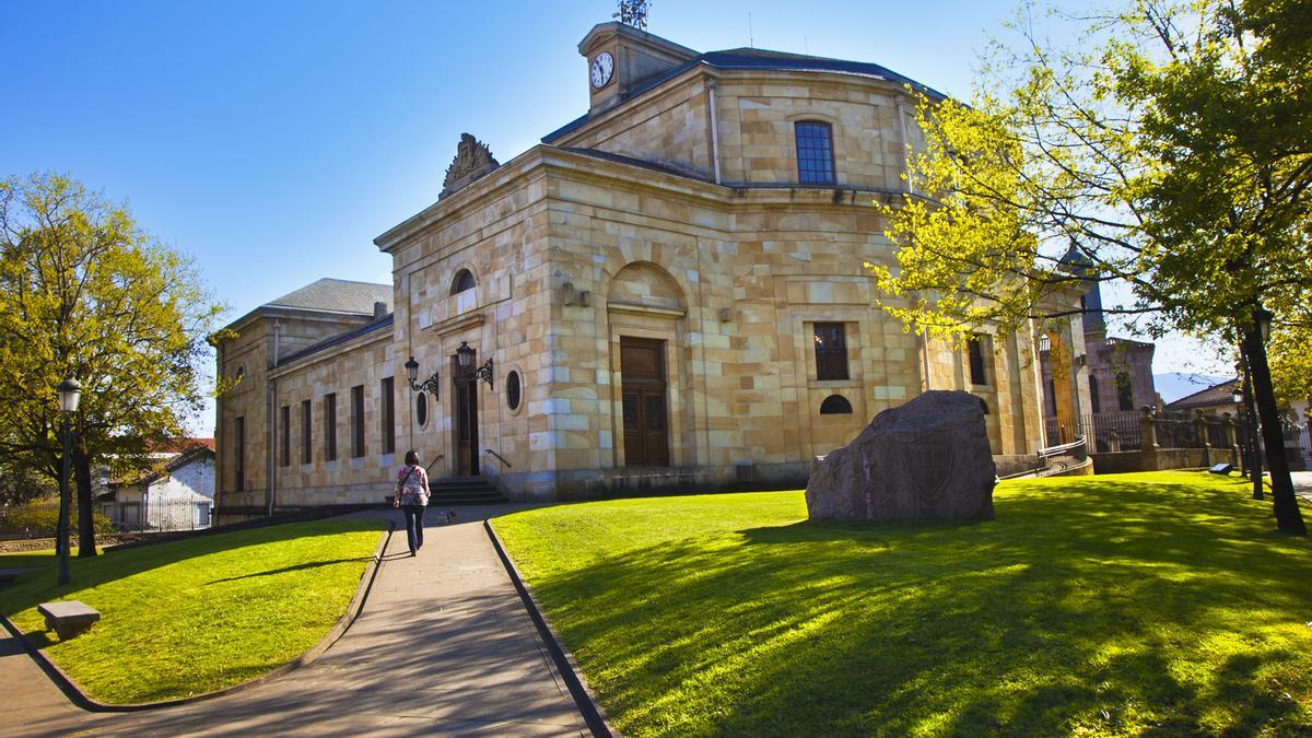 De la Sala de las Vidrieras al Árbol de Gernika: sitios esperados e inesperados de la comarca más sorprendente de Bizkaia