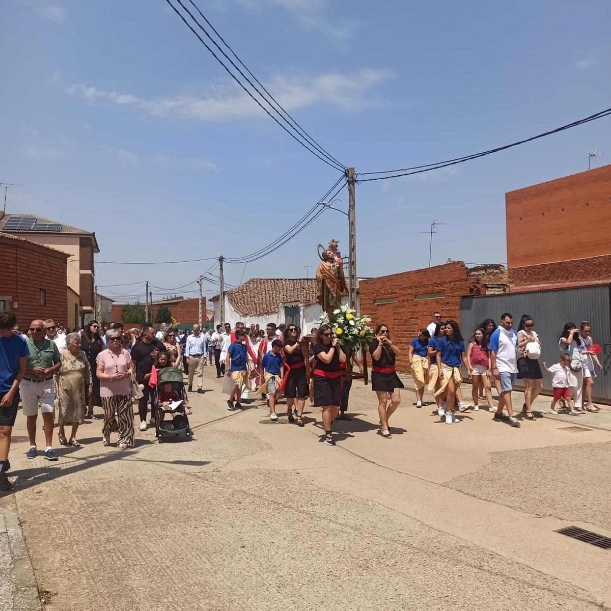 Las peñas procesionando a San Cristóbal.