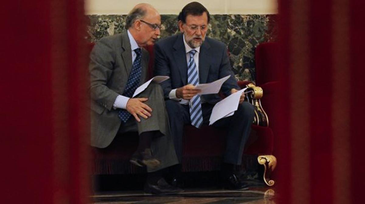 Montoro i Rajoy repassen uns papers durant un ple al Congrés.
