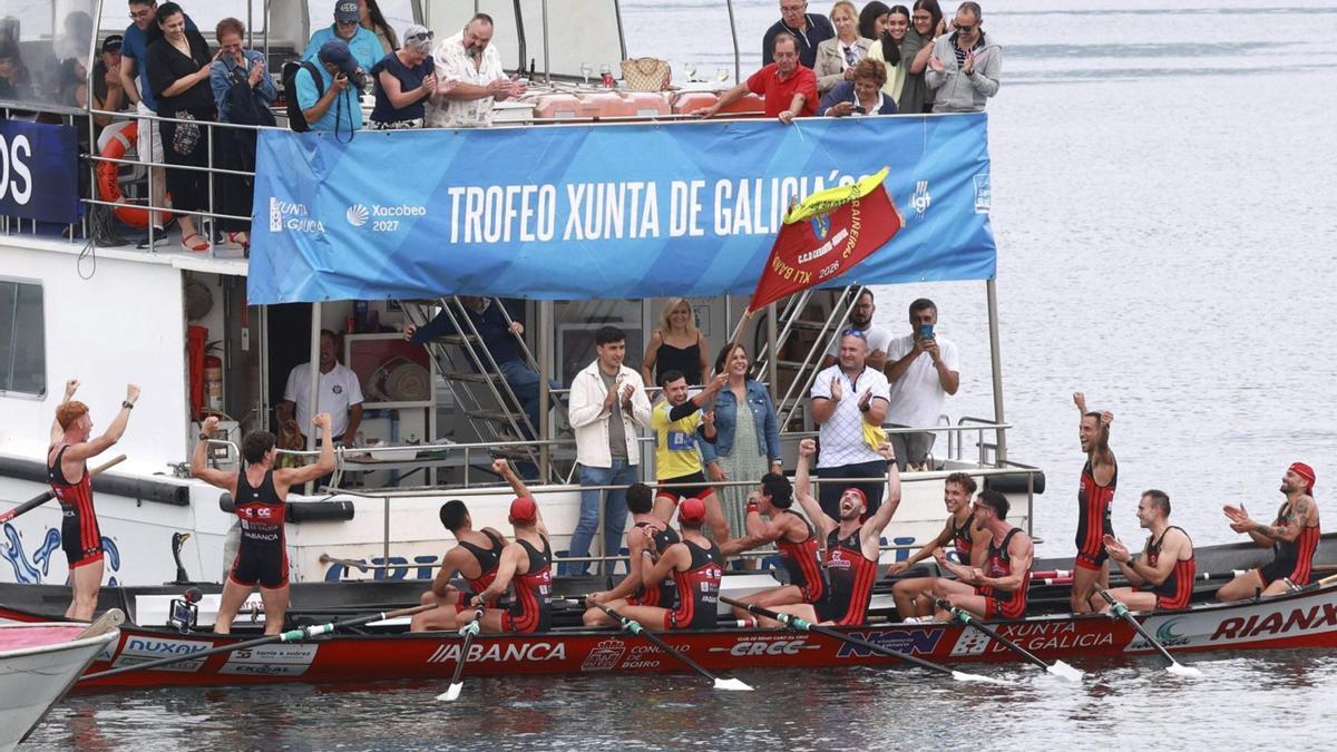 El patrón de Cabo ondea la bandera que consiguieron en Cesantes. | JOSÉ LORES