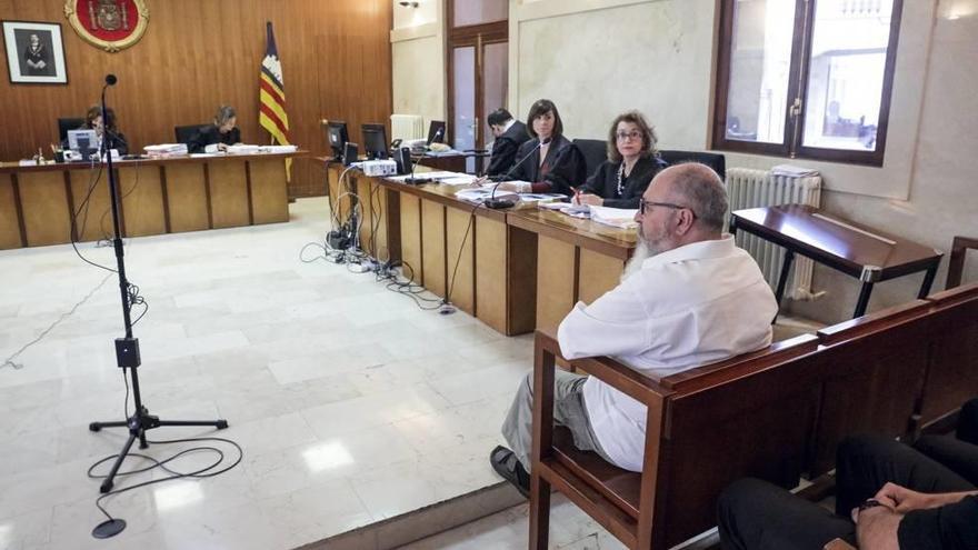 El acusado de intentar matar a tiros a dos guardias civiles en sa Pobla, de 59 años, ayer en la primera sesión del juicio en la Audiencia.