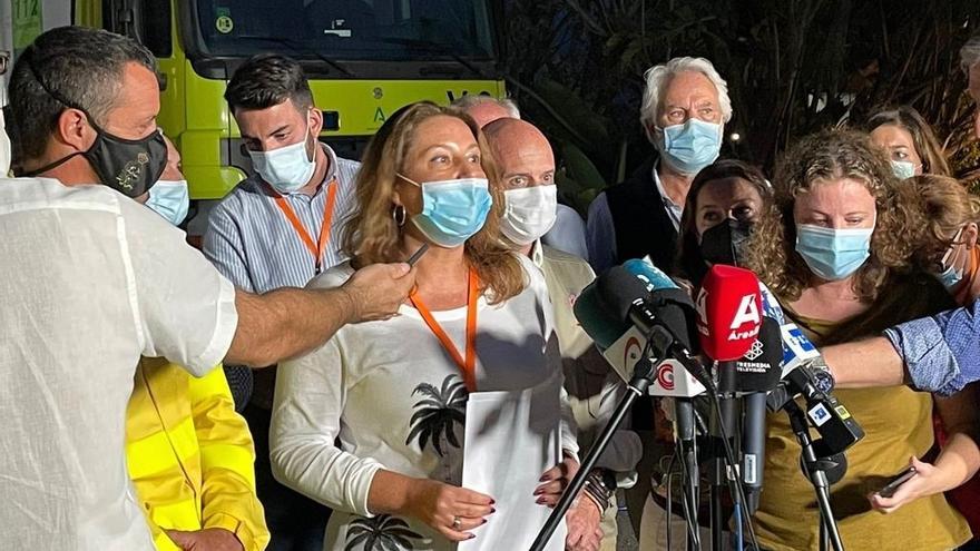 La consejera de Agricultura, Pesca, Ganadería y Desarrollo Sostenible, Carmen Crespo, realiza declaraciones a los medios en el puesto de mando avanzado del incendio de Sierra Bermeja