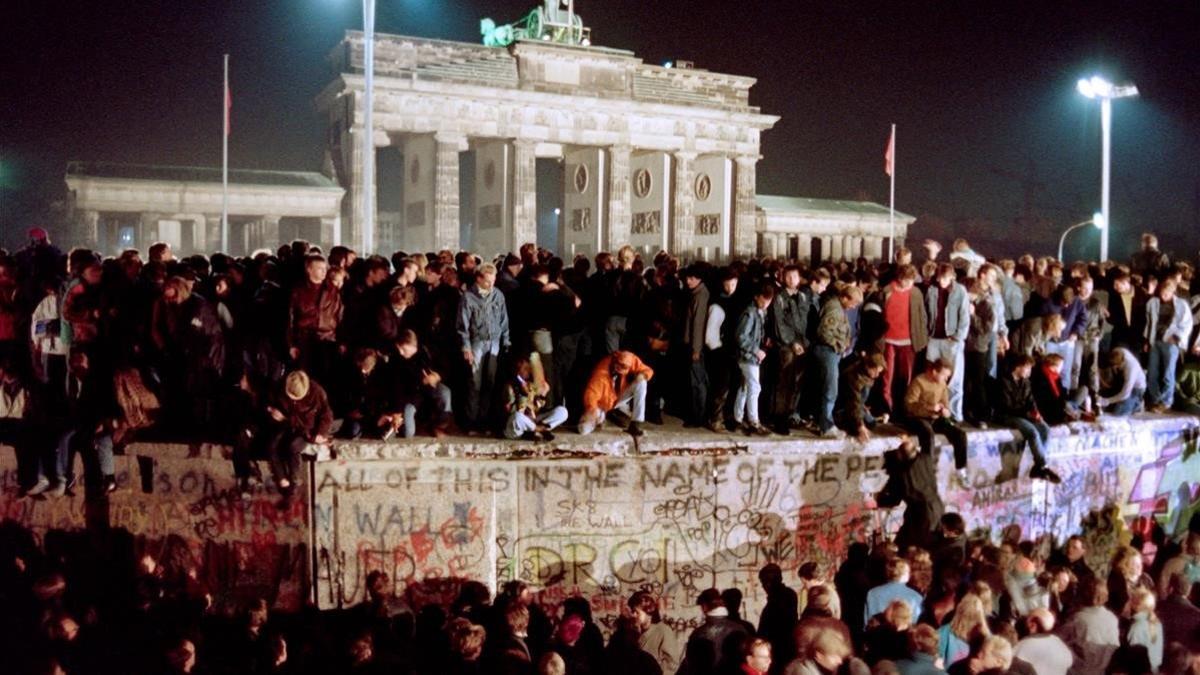 Centenares de alemanes orientales suben al muro cerca de la Puerta de Brandenburgo, el 11 de noviembre de 1989.