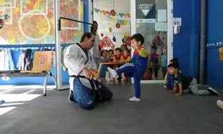 Pequeños taekwondistas por un día en la escuela infantil
