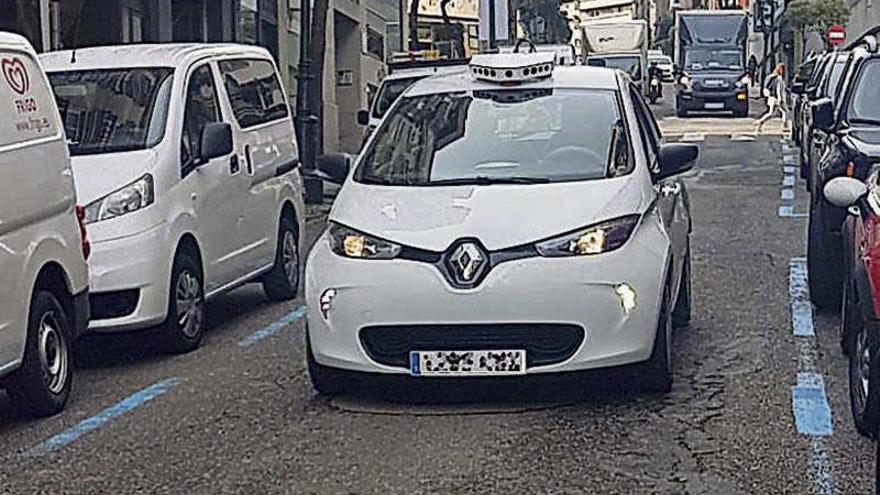 El &quot;vision car&quot;, patrullando por la zona de Casablanca.  // FdV