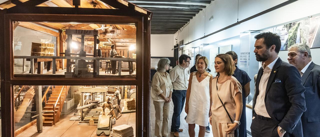 El Conseller d&#039;Empresa i Treball, Roger Torrent, durant la visita al Museu Molí Paperer de Capellades