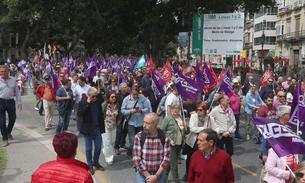 Miles de personas participan en la marcha convocada por los sindicatos para este martes, Día Internacional del Trabajo