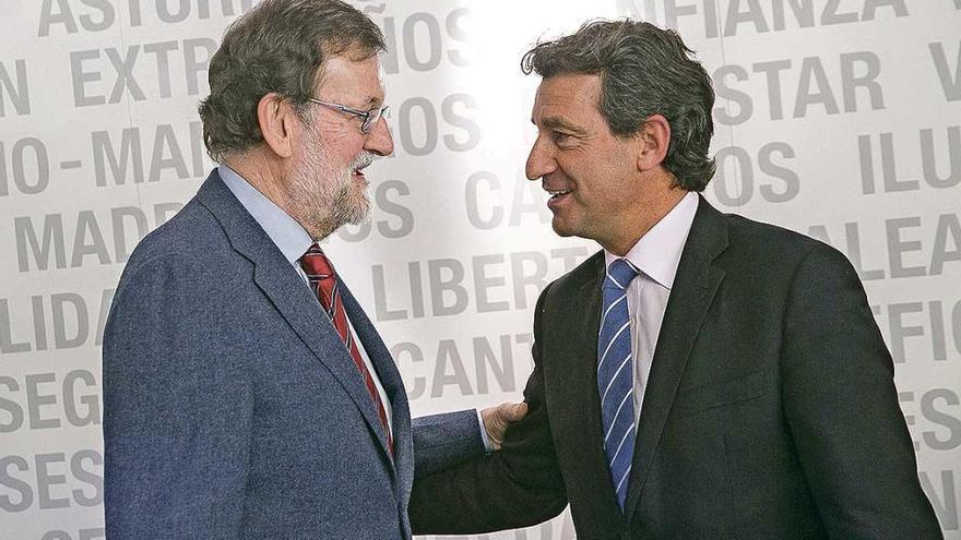 Mariano Rajoy saluda ayer a Biel Company.