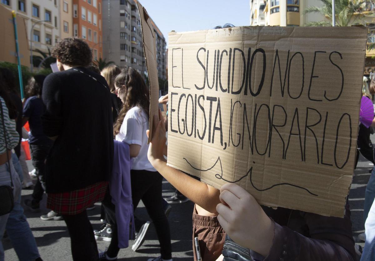 Una pancarta sobre el suicidio, en una manifestación de estudiantes en Alicante