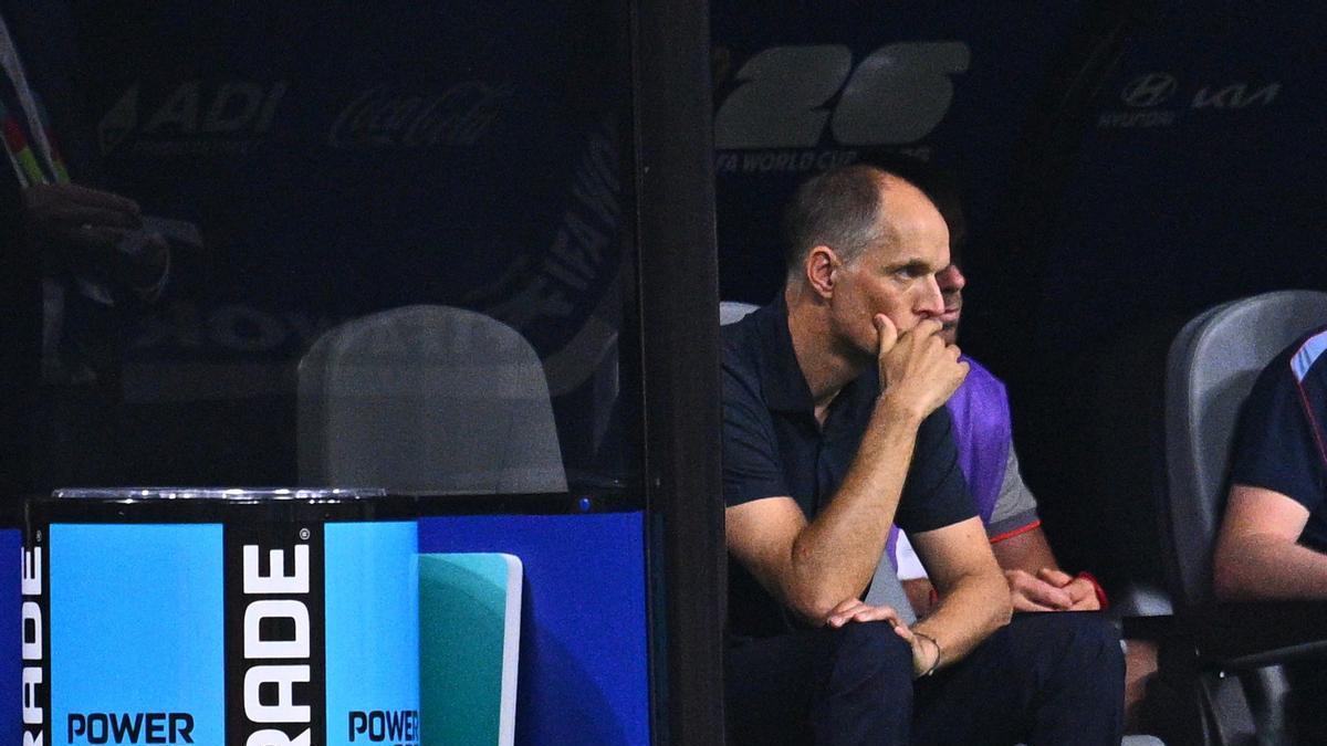 El seleccionador de Inglaterra, Thomas Tuchel, sentado en el banquillo tras la semifinal del Mundial de la FIFA 2026 entre Inglaterra y Argentina