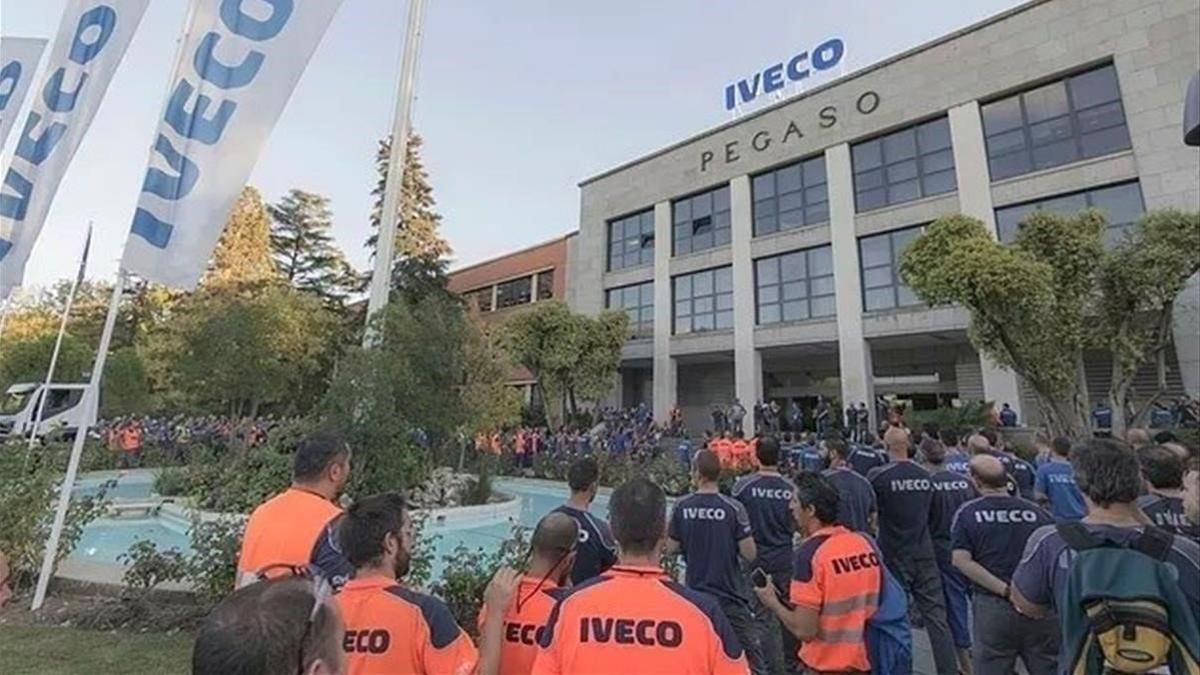 Concentración de trabajadores de Iveco tras el suicidio de su compañera