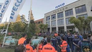 Concentración de trabajadores de Iveco tras el suicidio de su compañera.