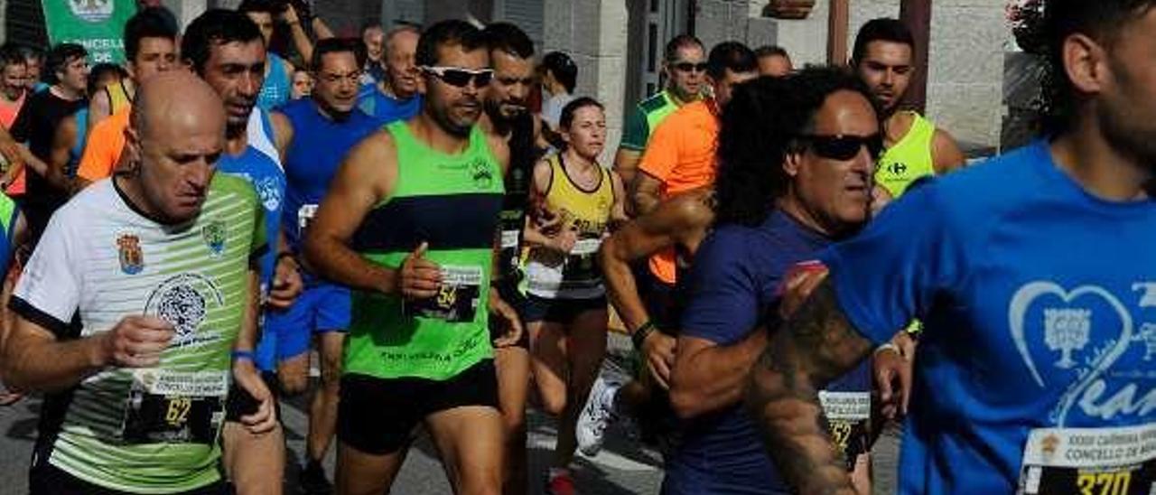 Participantes en una de las carreras populares de Meaño. // I.Abella