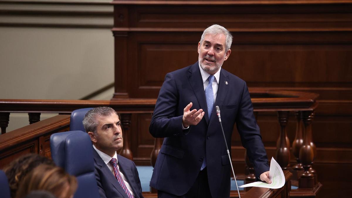 El presidente Fernando Clavijo en una de sus intervenciones en el Parlamento de Canarias.