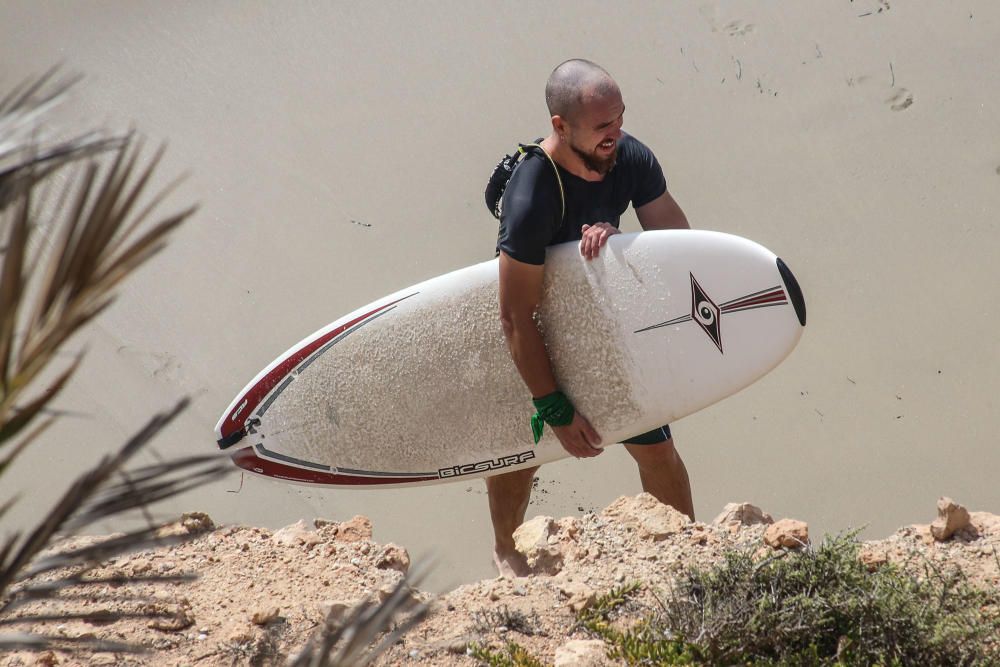 Surfistas de Orihuela recogen firmas en contra de