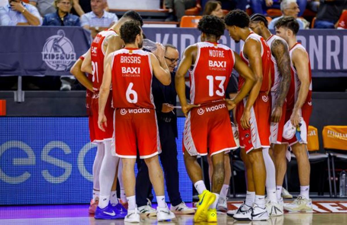 Los jugadores del Manresa rodean a Diego Ocampo.