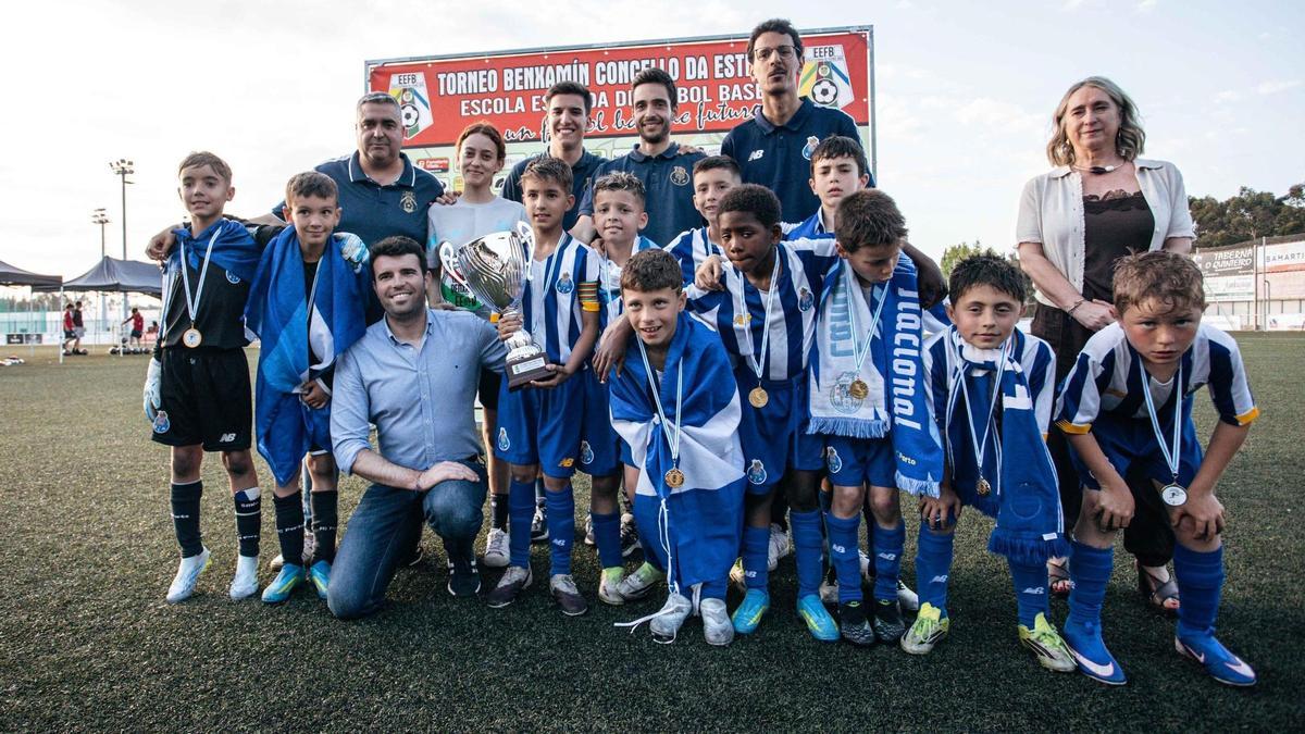 El Oporto recibe el trofeo de campeón de manos del alcalde, Gonzalo Louzao.