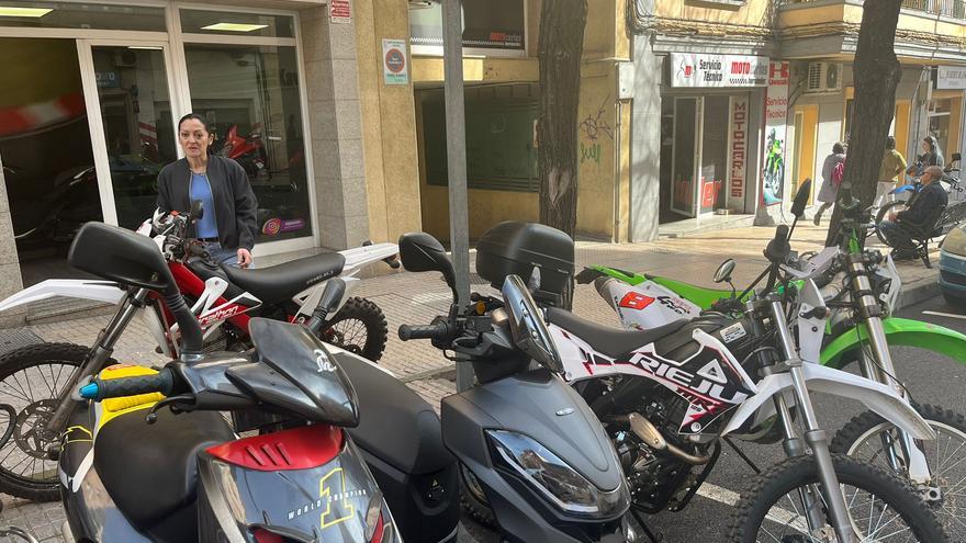 ¿Qué pasa en la calle Argentina de Cáceres? Tirones de bolso, robos de motos y asalto a una peluquería