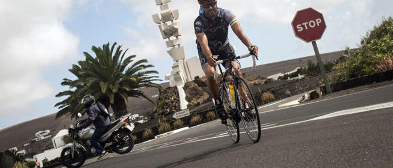 El triatleta Mustafa Akoudad, ayer, a su paso por el Monumento al Campesino, en Mozaga.