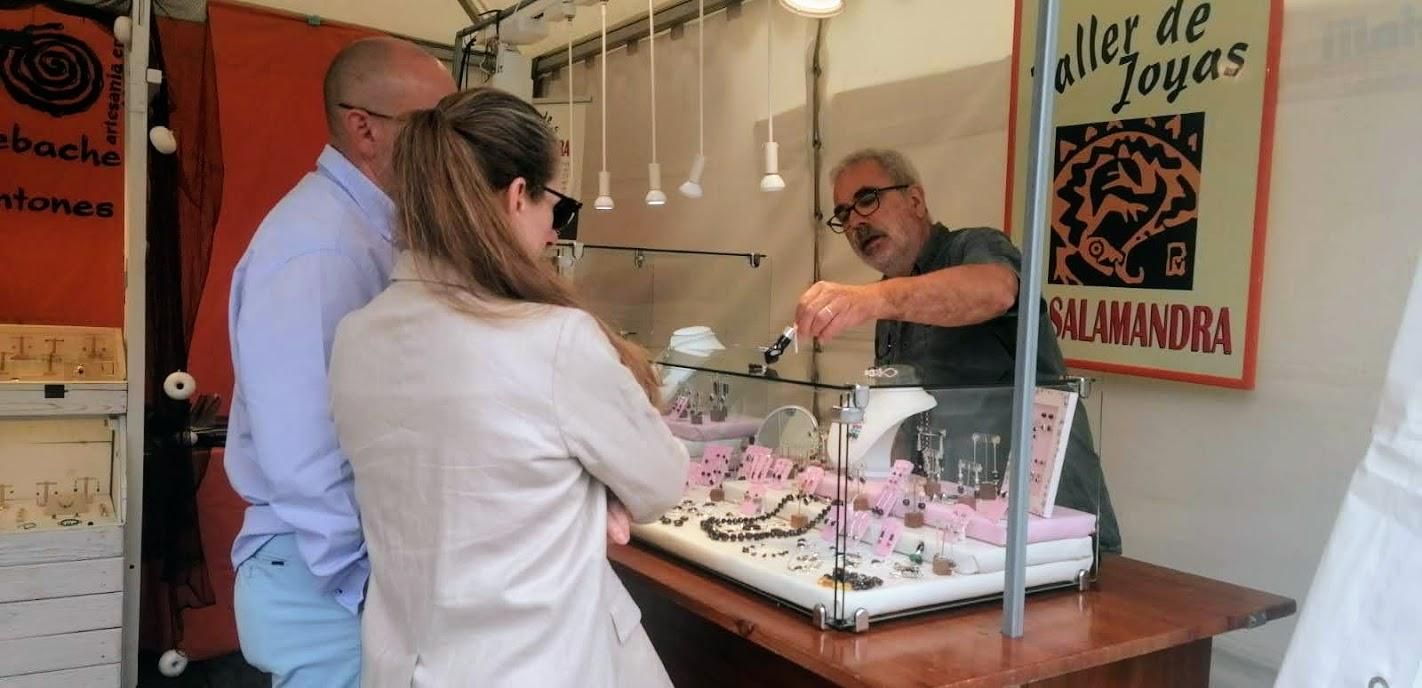 Villaviciosa se lo lleva de calle: ferias, desfiles y comercio en la calle en un fin de semana de gran afluencia de público