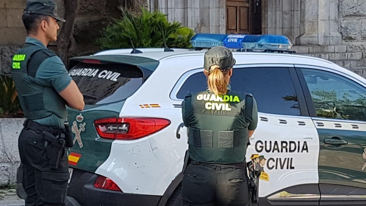 Dos agentes de la Guardia Civil, en una imagen de archivo.