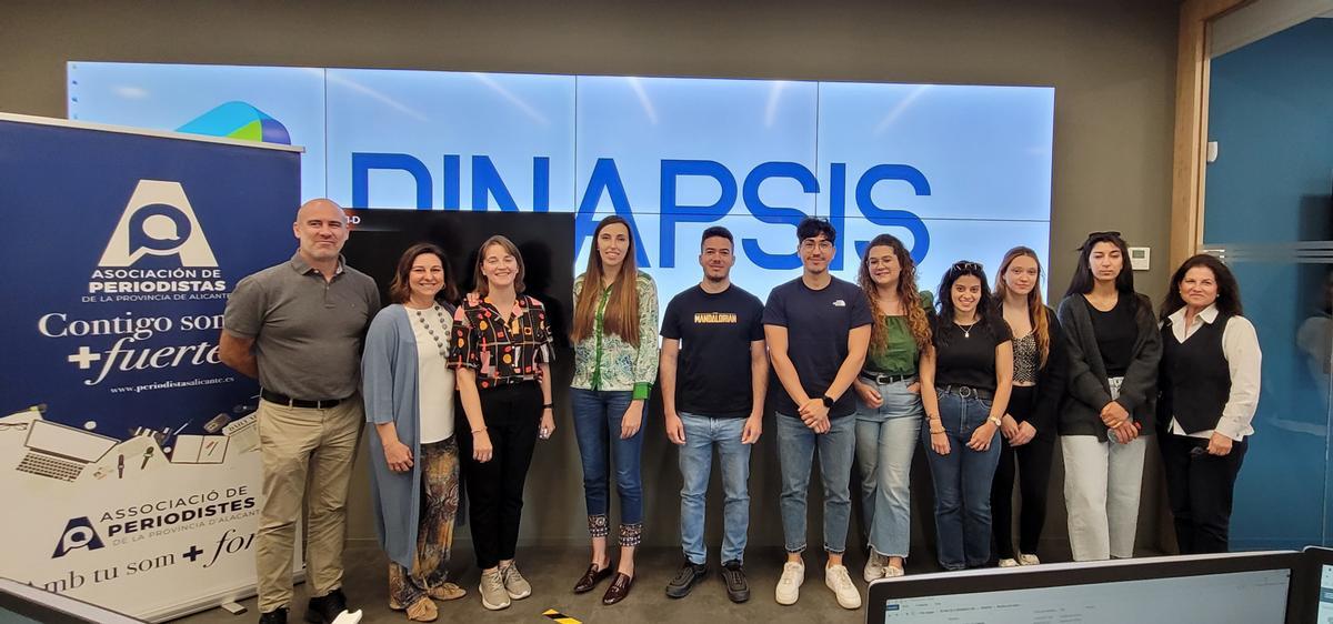 Profesores y alumnos de la UMH posan antes de la jornada