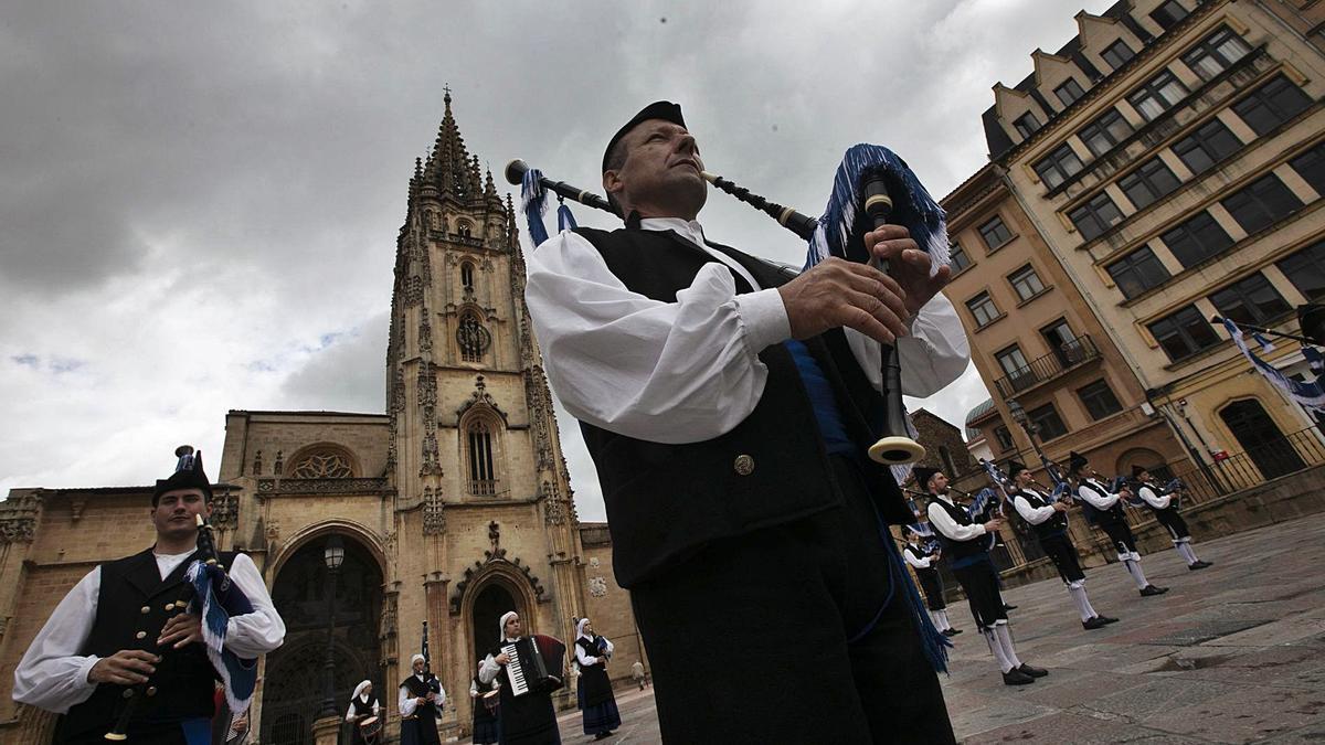 Miembros de la Banda de Gaitas “Ciudad de Oviedo”, en la plaza de la Catedral.