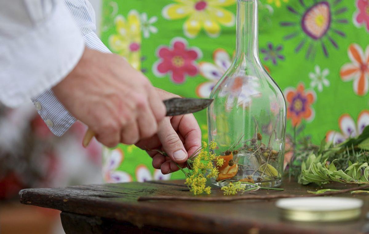Taller d’herbes a Ca n’Andreu des Trull. | Toni Escobar