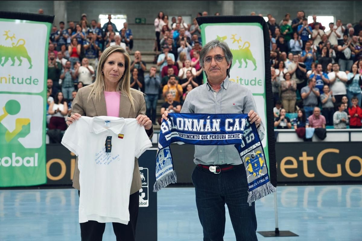 Teresa Portela recibió un homenaje por parte del Cangas y de O Gatañal antes del inicio del partido. En la imagen con el presidente del Balonmán Cangas, Alberto González.