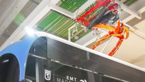 Vista del pantógrafo que permite la carga automática de los autobuses.
