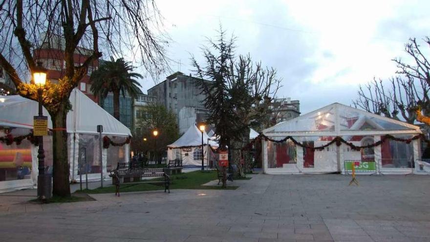 Las carpas de la Alameda permanecieron ayer cerradas por la alerta naranja meteorológica.  // S.A.