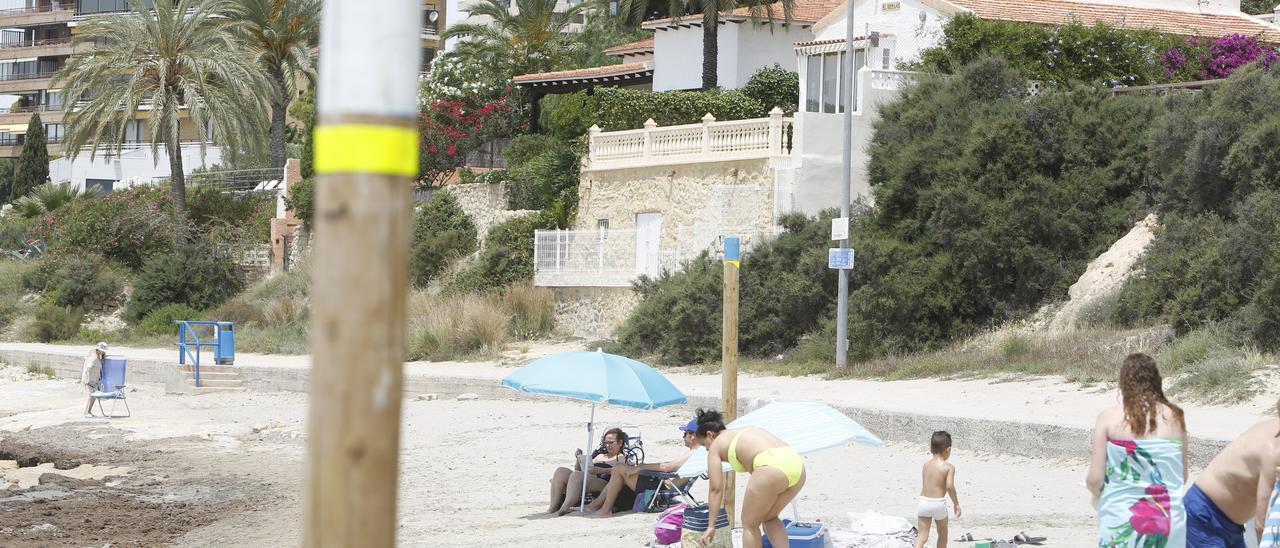 Bañistas en las playa de la Albufereta, una de las que se ha quedado sin socorristas