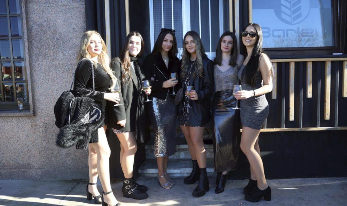 Un grupo de jóvenes de A Illa en San Xulián 2024.