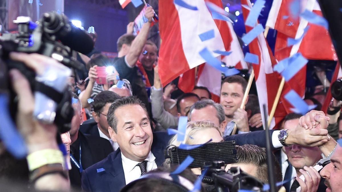 Heinz-Christian Strache celebra el éxito de la ultraderecha en la noche electoral, en Viena
