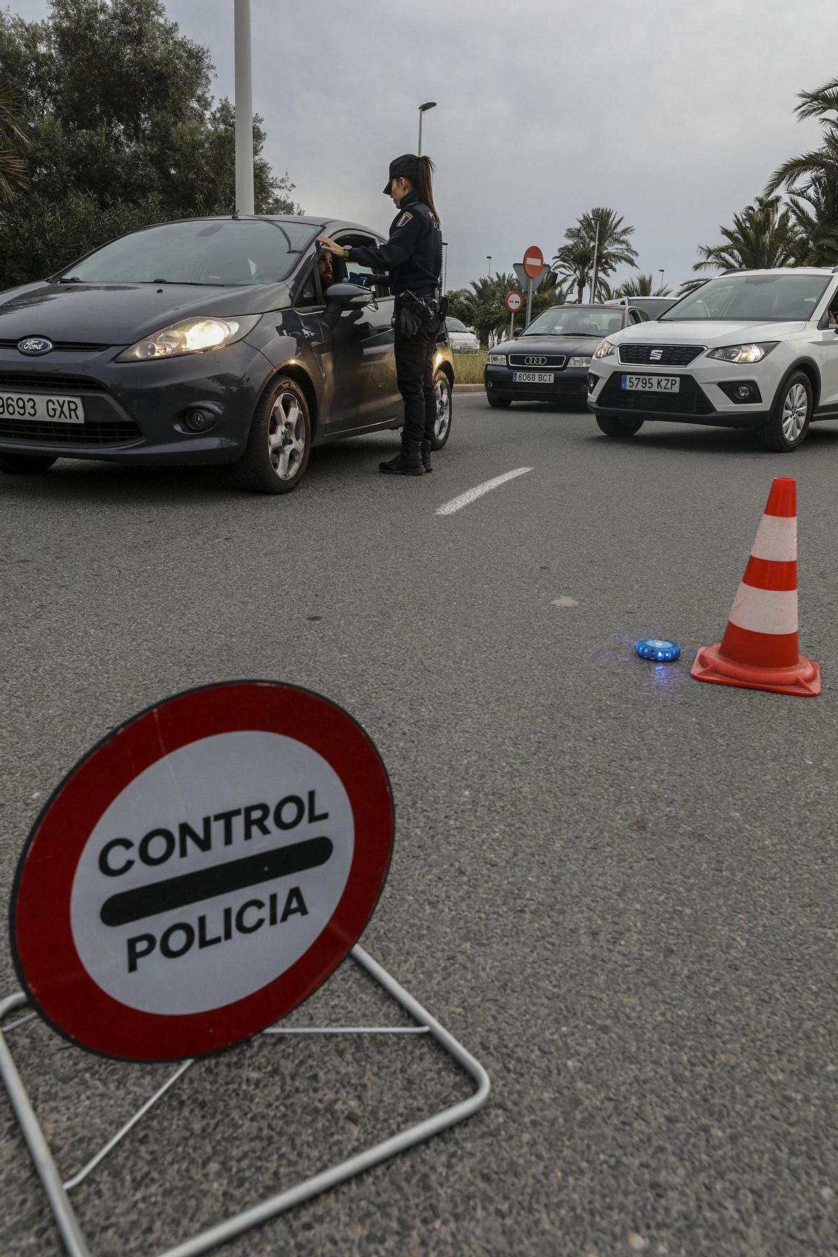 Un control de la Policía Local de Elche