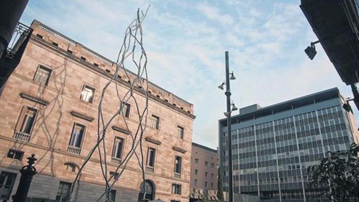 El monumento a los 'castellers' rodeado por andamios, el pasado 22 de noviembre.