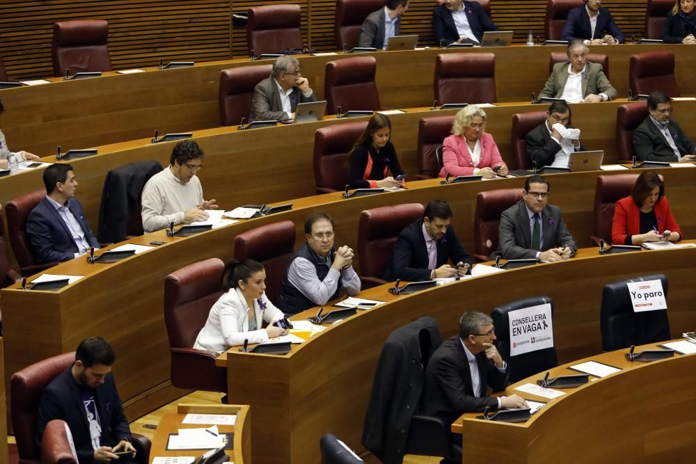 Escaños vacíos en Las Corts por el Día de la Mujer