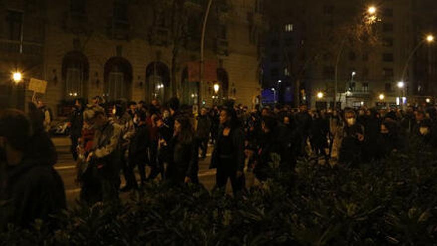 Pla obert del gruix de manifestants de la protesta de Barcelona el 3 de març